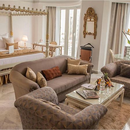 Hotel La Maison Blanche Tunis Buitenkant foto Suite at the Four Seasons Hotel, Paris