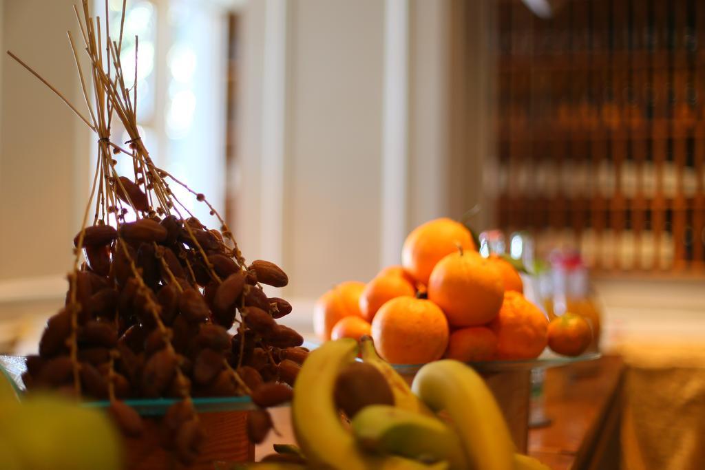 Hotel La Maison Blanche Tunis Buitenkant foto Fruit