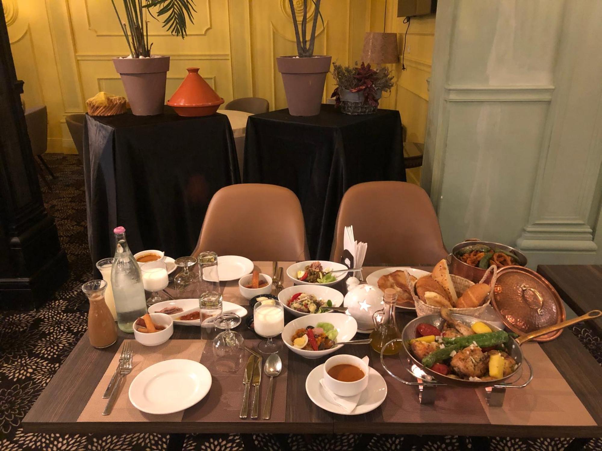Hotel La Maison Blanche Tunis Buitenkant foto A traditional Azerbaijani breakfast