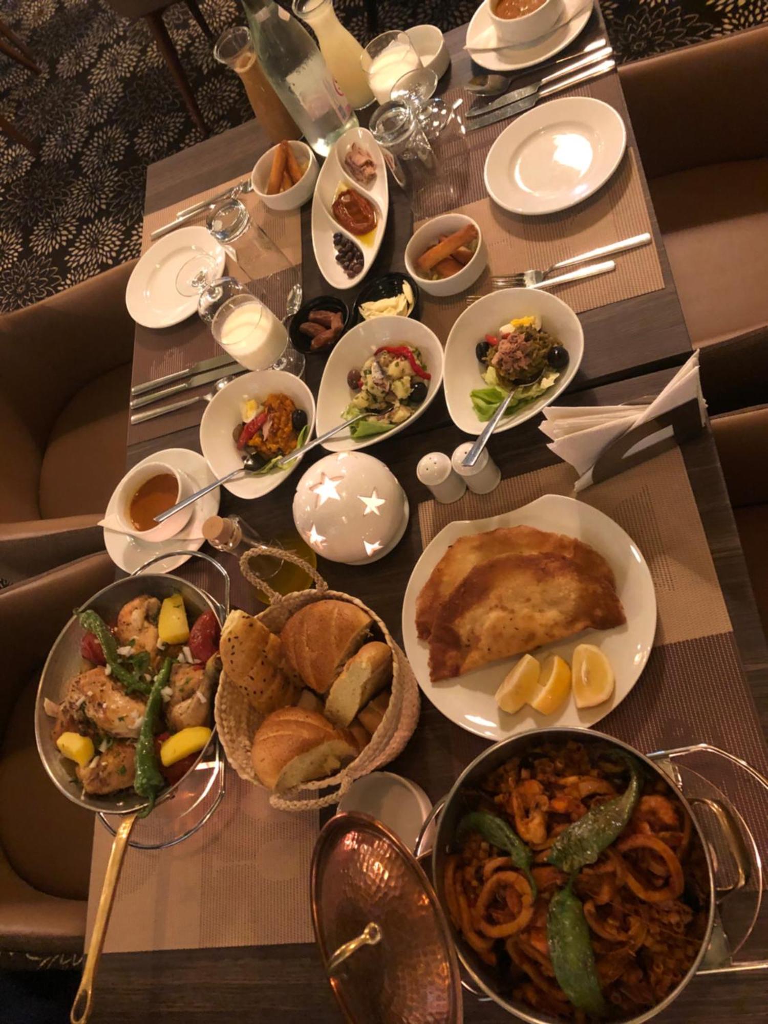 Hotel La Maison Blanche Tunis Buitenkant foto A selection of dishes at the restaurant