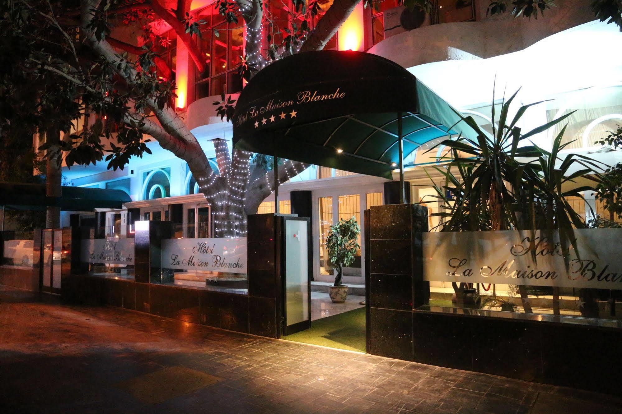 Hotel La Maison Blanche Tunis Buitenkant foto Entrance to the hotel
