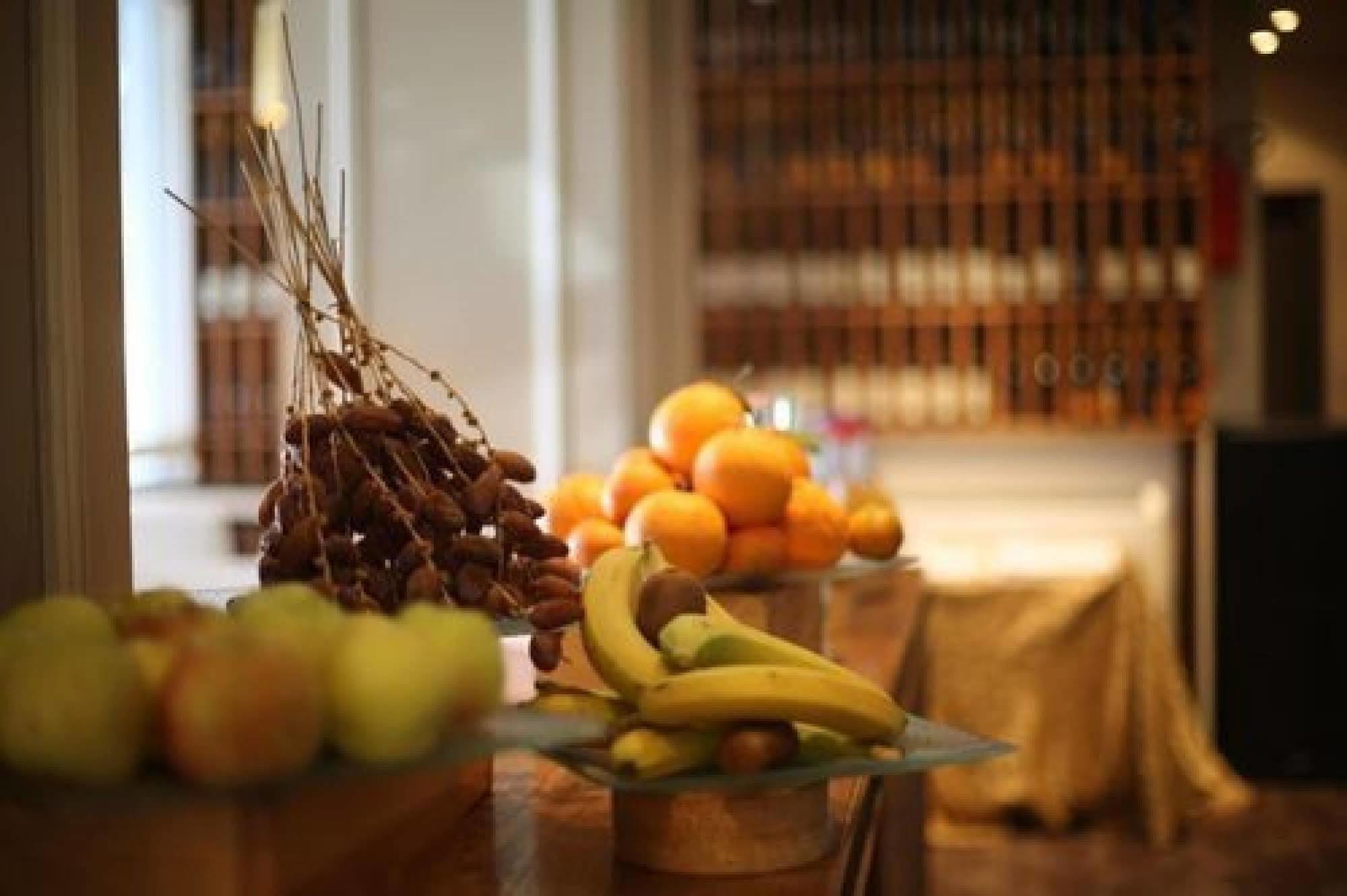 Hotel La Maison Blanche Tunis Buitenkant foto Fruit at a buffet