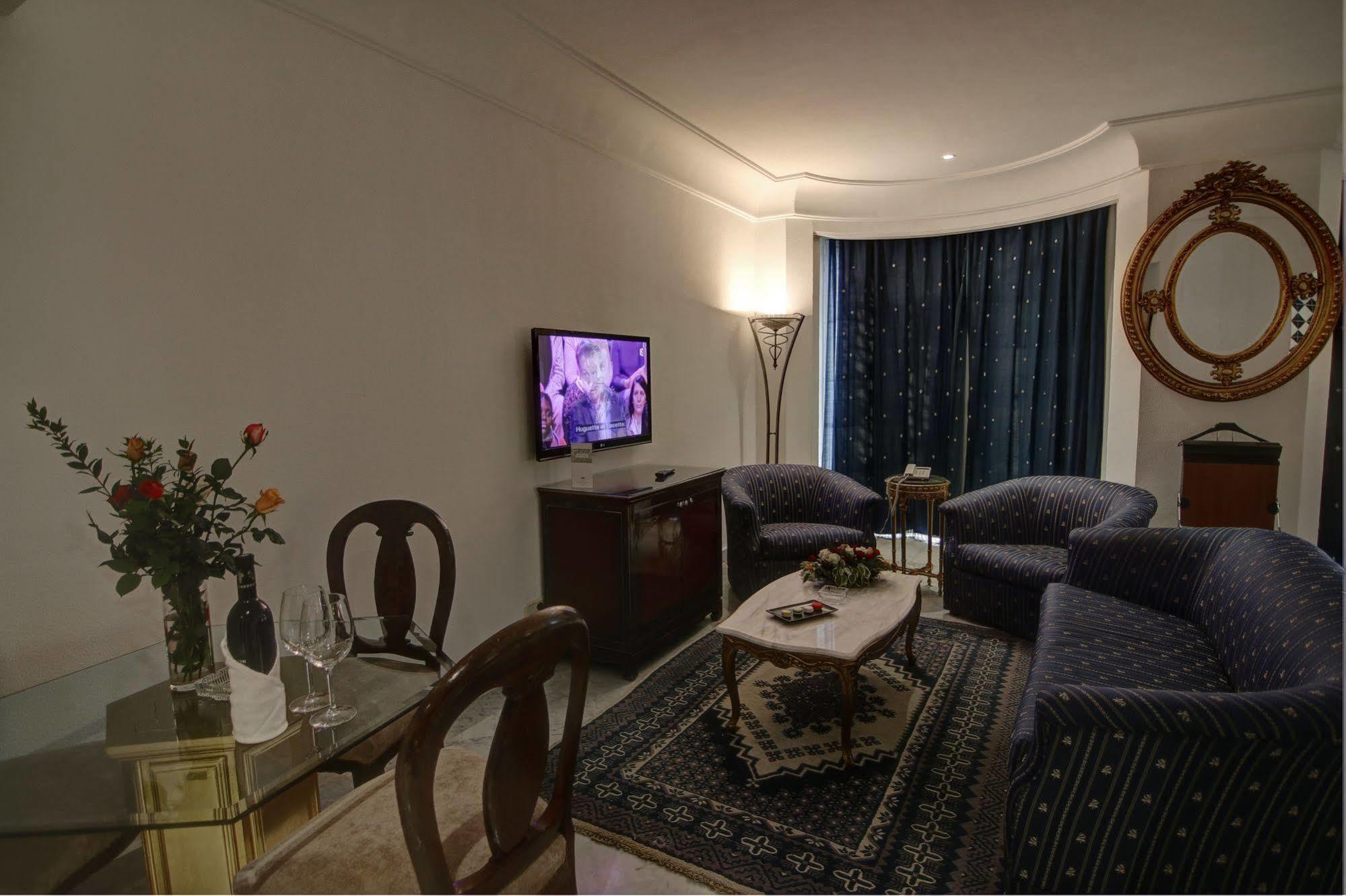 Hotel La Maison Blanche Tunis Buitenkant foto A living room in a hotel