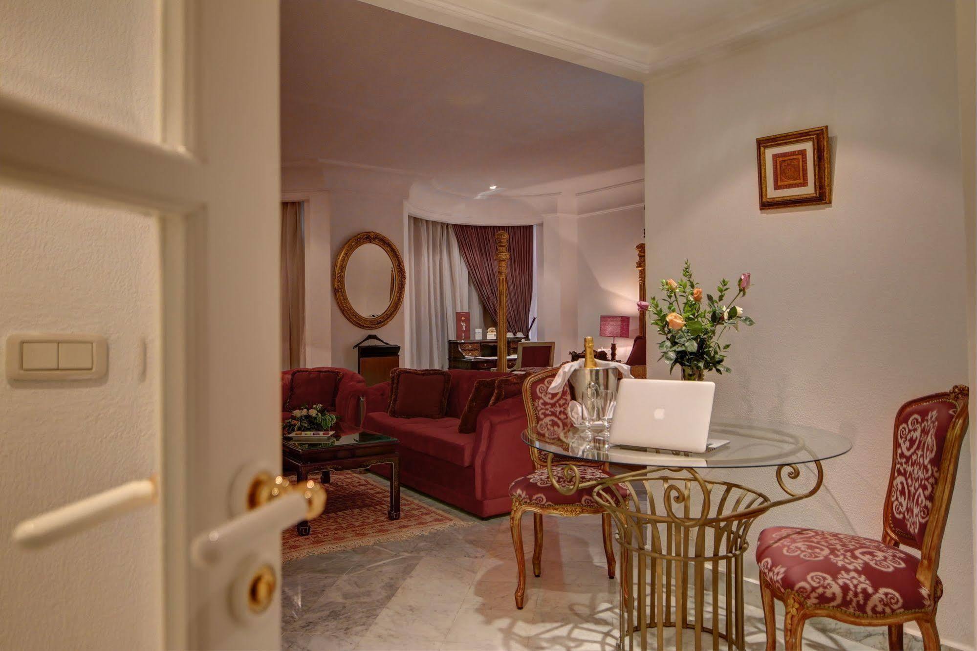 Hotel La Maison Blanche Tunis Buitenkant foto A suite at the hotel