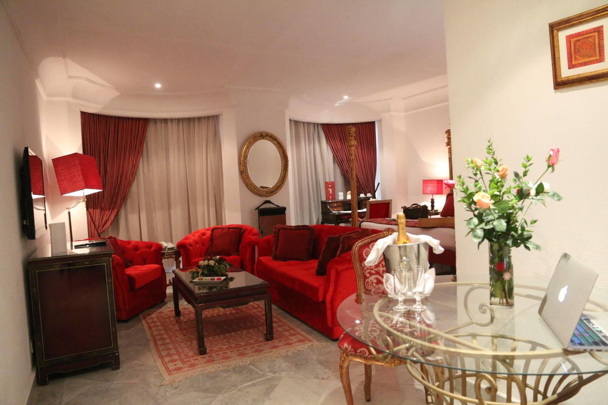 Hotel La Maison Blanche Tunis Buitenkant foto A living room in a luxury apartment