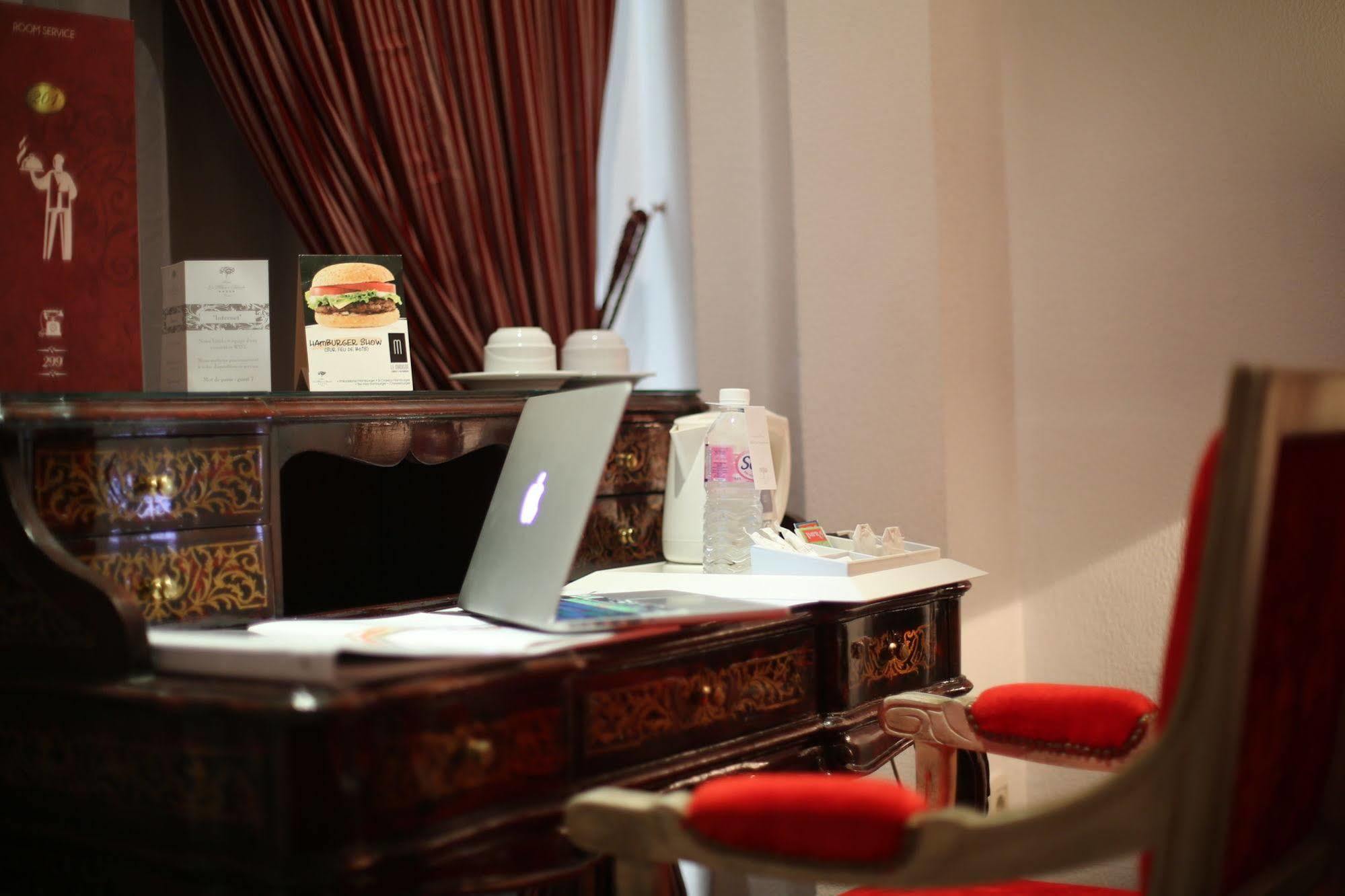 Hotel La Maison Blanche Tunis Buitenkant foto A hotel desk