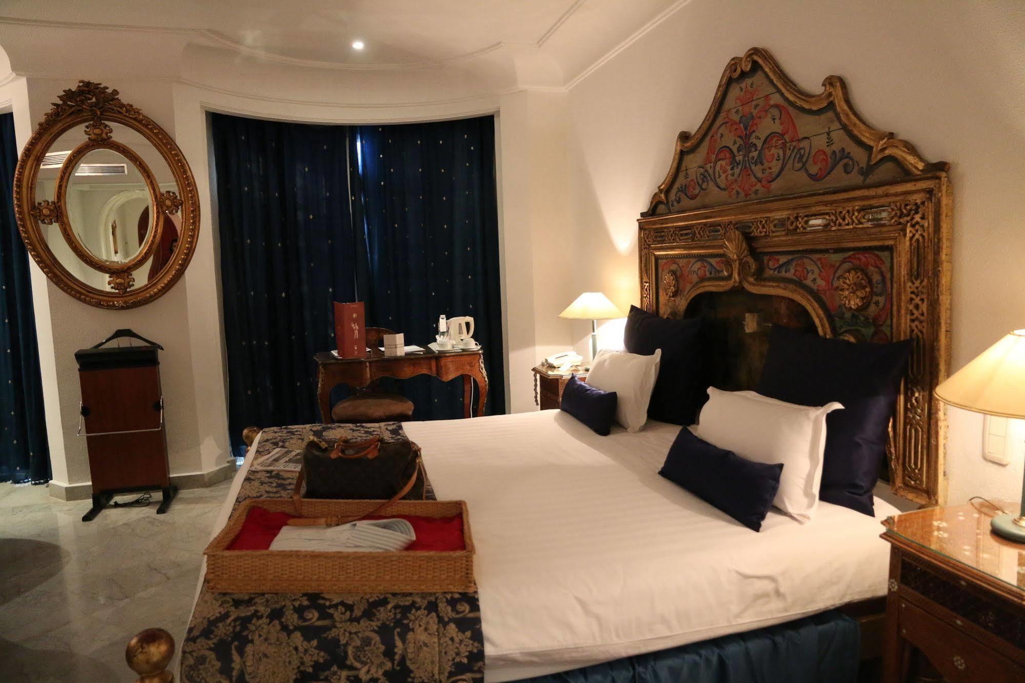 Hotel La Maison Blanche Tunis Buitenkant foto A bedroom at the Taj Mahal Palace