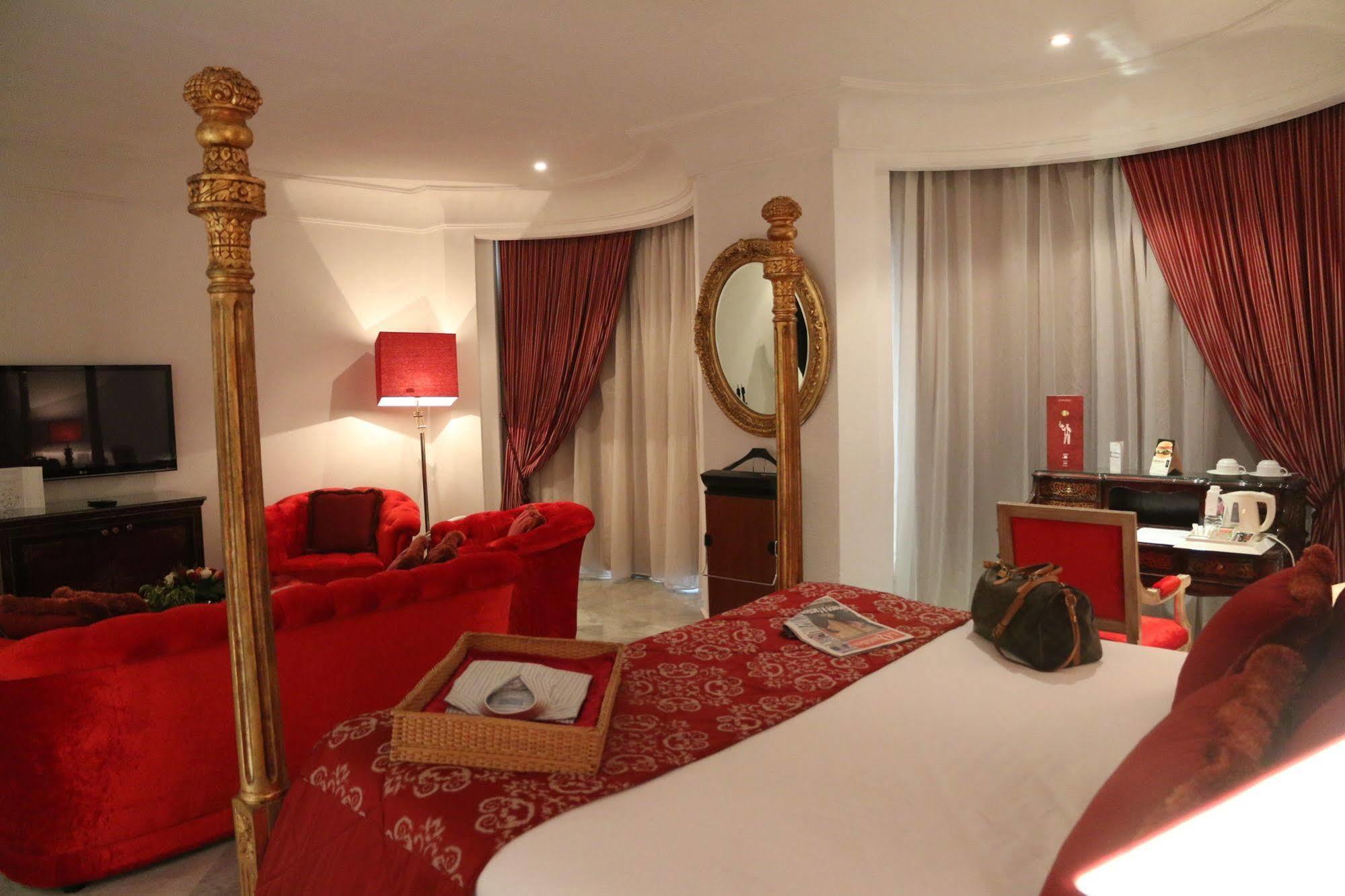 Hotel La Maison Blanche Tunis Buitenkant foto Suite at the Mandarin Oriental, Paris