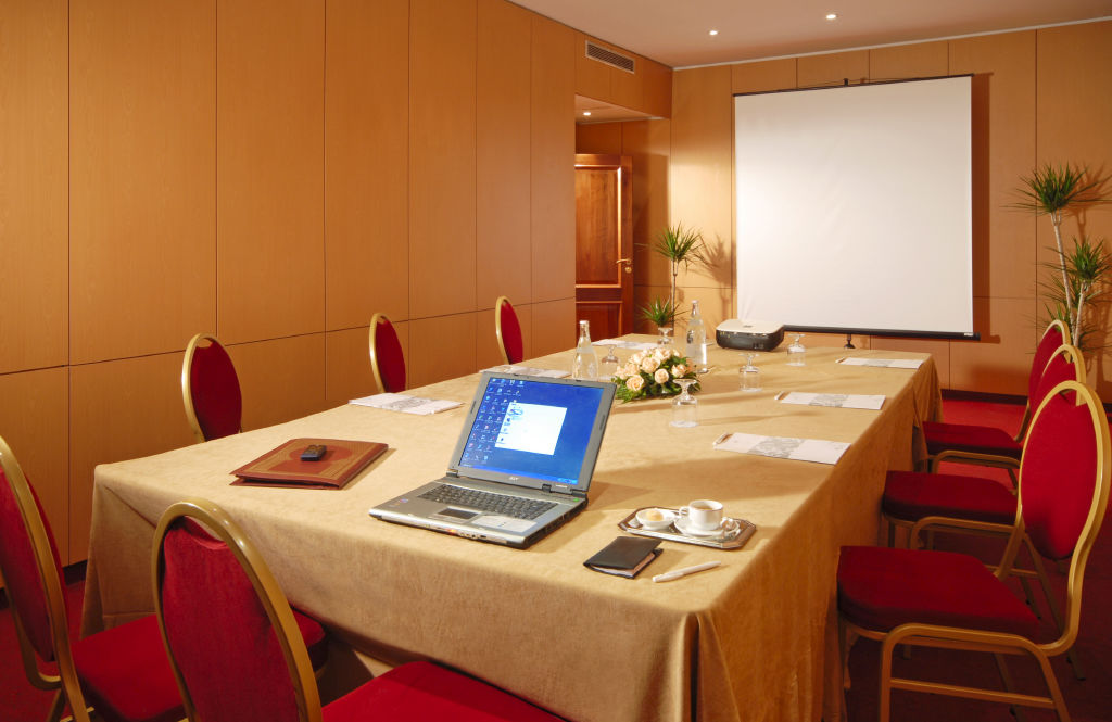 Hotel La Maison Blanche Tunis Buitenkant foto A meeting room