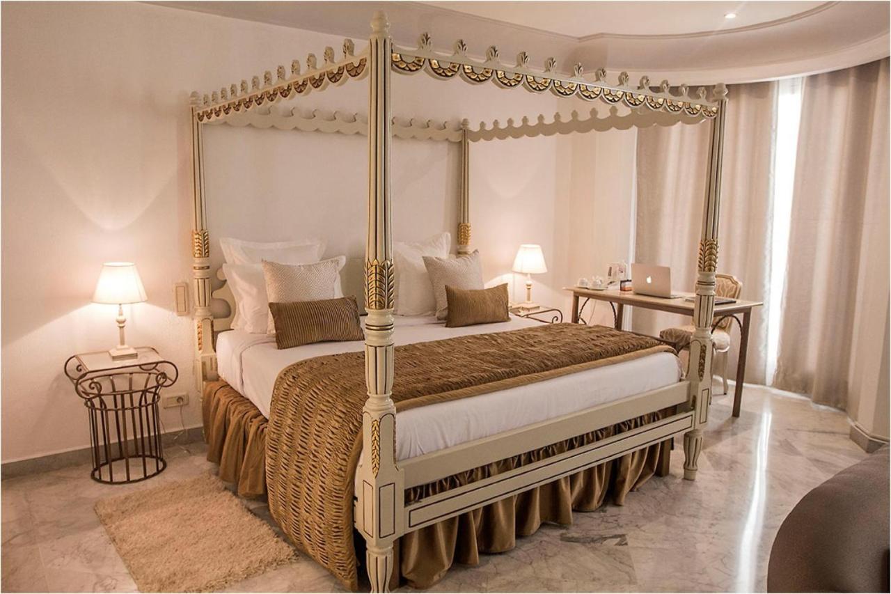 Hotel La Maison Blanche Tunis Buitenkant foto A four-poster bed
