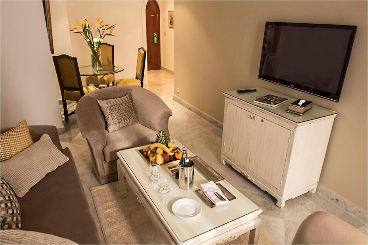 Hotel La Maison Blanche Tunis Buitenkant foto A living room in a suite at the Ritz-Carlton, Dubai