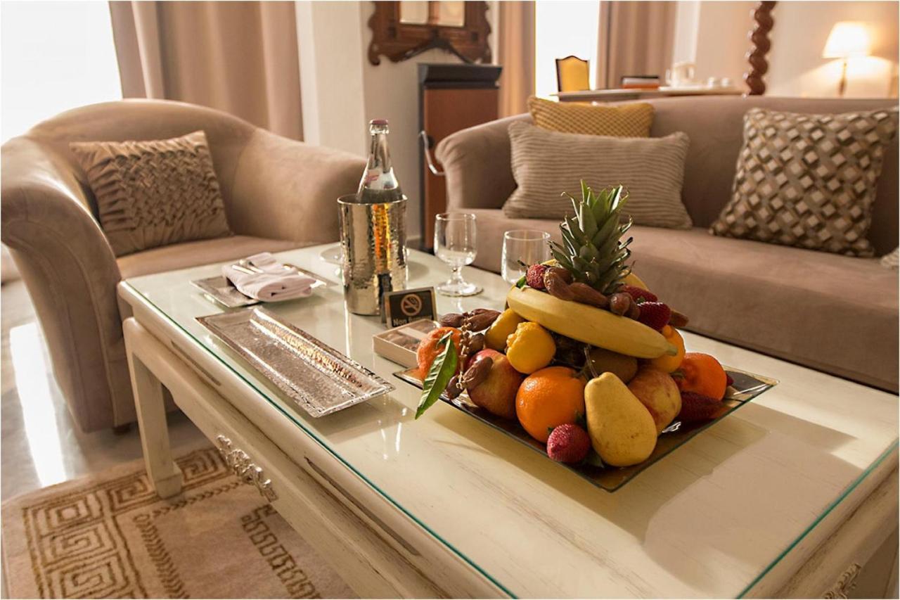 Hotel La Maison Blanche Tunis Buitenkant foto Fruit platter